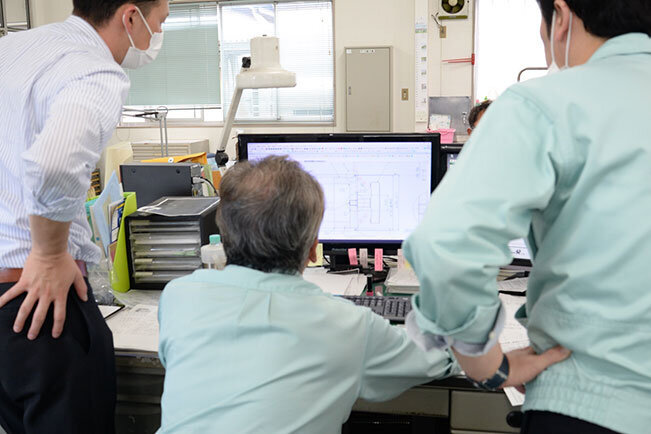 フルオーダー品であるため、顧客の要望に応じて営業部と設計部のスタッフは頻繁に打ち合わせを重ねている。現状のシステムでは東京営業所や出先からも図面データが共有できるので、迅速な対応が可能だ