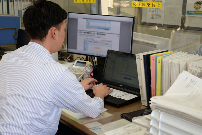 完全受注生産のオーダー品に対応するため、営業部では設計部門と連携しながら顧客と密にやりとりを進める。図面や過去履歴の共有ができるシステムは迅速な対応にも貢献している