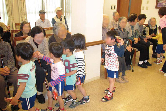高齢者と子供たちの交流の様子