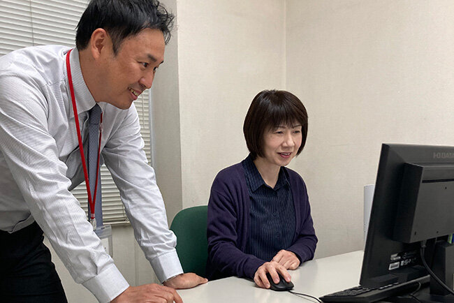 勤怠管理システムを使って仕事に取り組んでいる楠木さんと岡田さん
