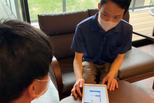 タブレットに介護記録を入力