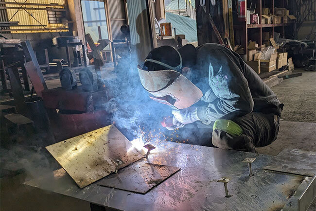 製造現場での溶接作業