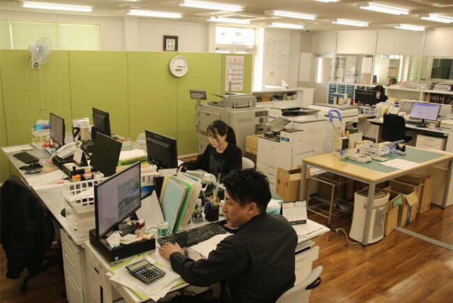 Wi-Fiを導入し配線が以前よりスッキリとした九州標識の事務フロア。システム導入後は紙の消費量も確実に減りつつあるという