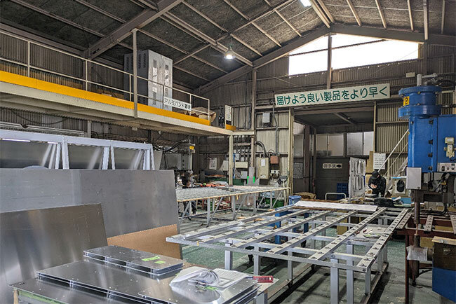 間もなく50年を迎える九州標識。20代の入社により製造部門の技術継承はこれからスタートする。新しい企業理念を掲げて求心力をさらに高める