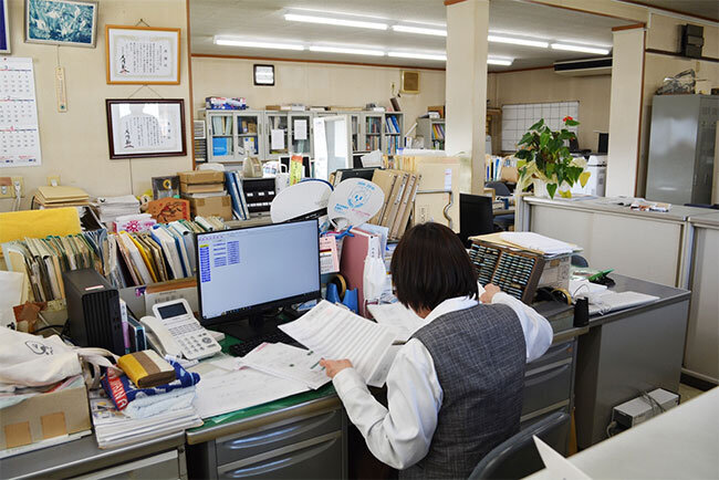 大伸建設工業本社で工事経費などをチェックする総務担当社員　原価管理ソフトが役立つ