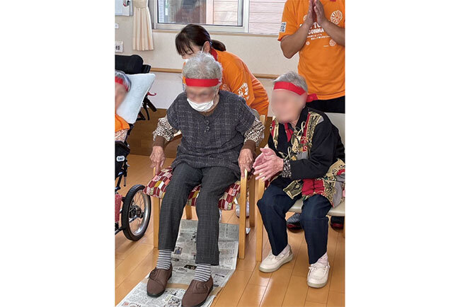 デイサービスを利用する高齢者（すこやか提供）