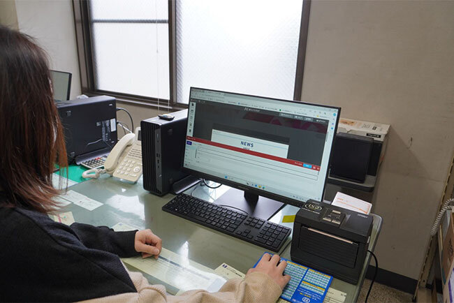 ホームページ作成システムを活用してホームページを編集する様子