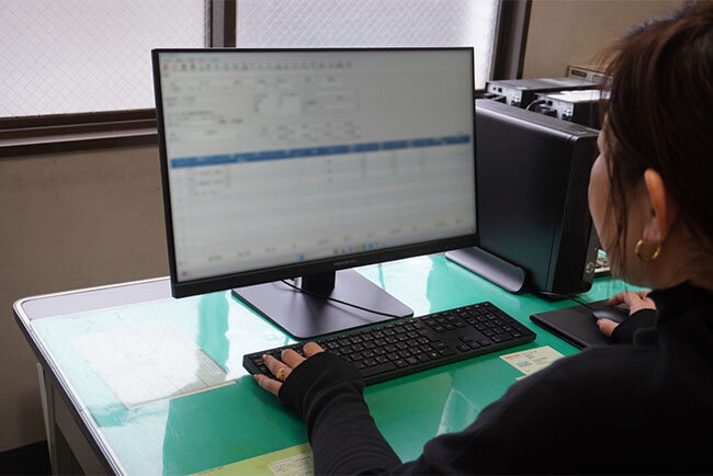 販売管理システムを活用する様子。クラウド化することで本社以外でも業務を行うことができるようになった