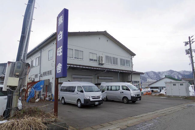 湯沢町の本社から離れた六日町工場で大量のリネン類を洗浄している