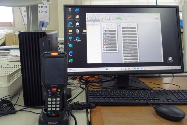 配送員が配送先でハンディターミナルで記録したデータを事務所に戻ってパソコンに転送する