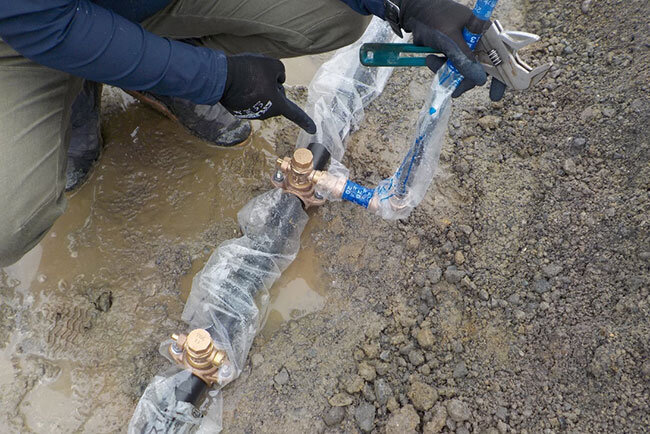 給水管の新設配管工事。アパートの部屋ごとに行う