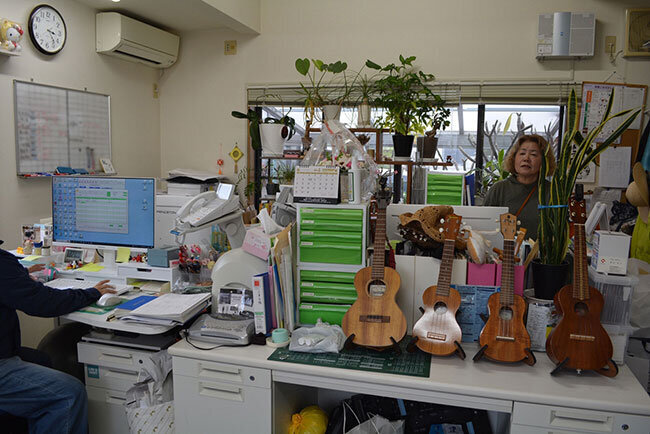 陽子取締役の趣味のウクレレなどが並びアットホームな雰囲気の事務所