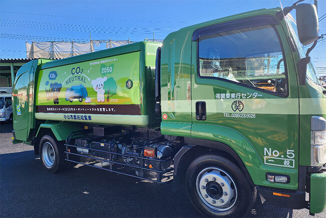 SDGsアピールのため街を走る関東実行センターのラッピング車　地元のキャラクター、「おやまくま」が特徴のラッピング車