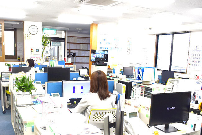 事務所の風景　迷惑メール対策が万全になり、社員は安心して作業できるようになった