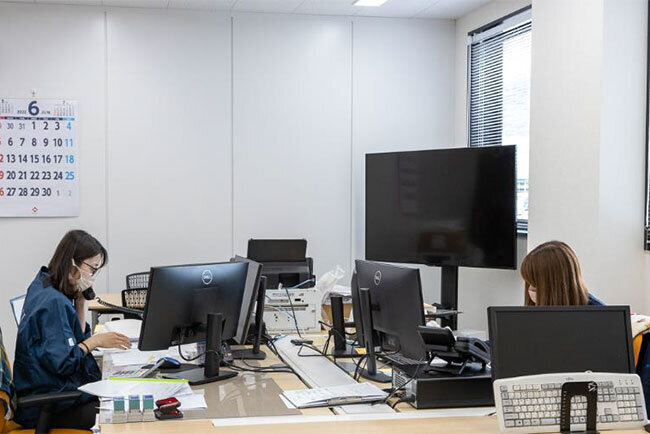 請求書発行システムを操作している様子