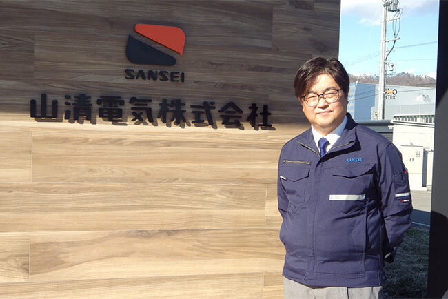 本社事務所前の木下正和代表取締役