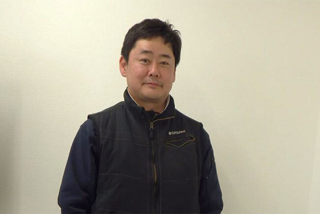 新ユニフォームを着用した佐々木志郎社長