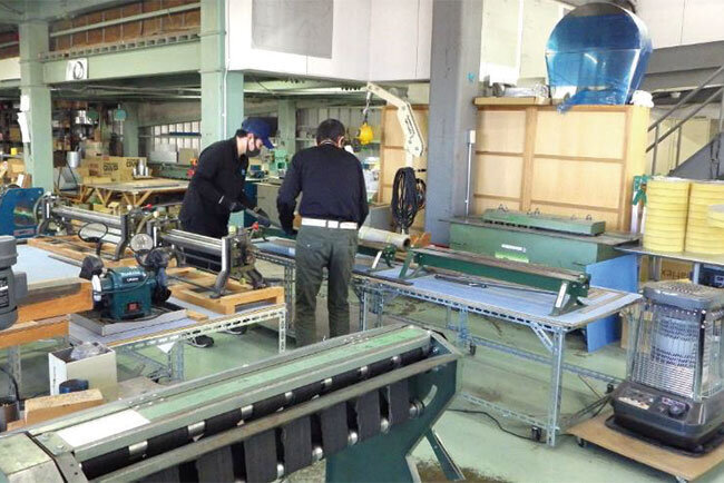 部材をプレ加工する自社工場内部