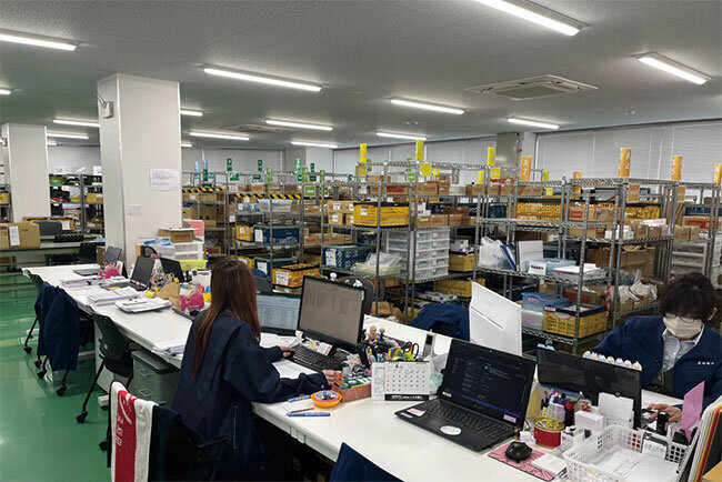 資材部門の部品管理　（韮崎電子提供）