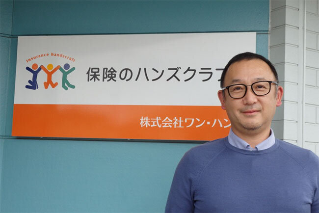「保険のハンズクラフト」の本店営業部の入り口での三友岳彦代表取締役