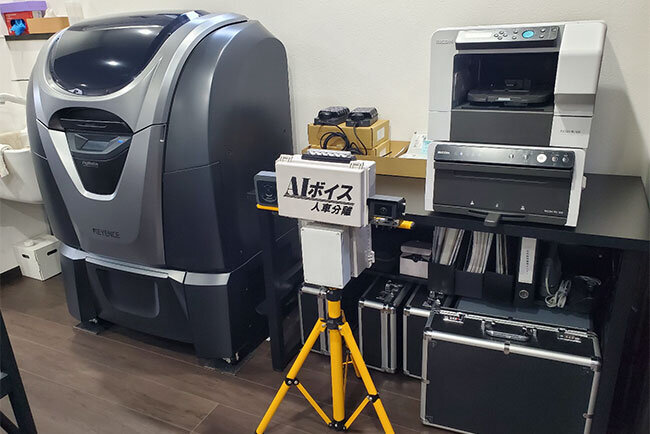 左から、3D造形プリンタ、人車分離AIボイス、布印刷ガーメントプリンタ