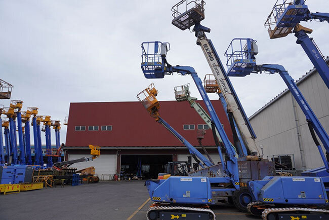 トムスの本社の敷地内にある工場の外観