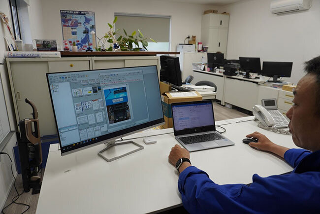 文書管理システムを使って写真を確認する様子