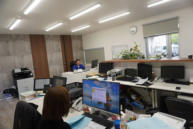 トムス本社のオフィスの様子