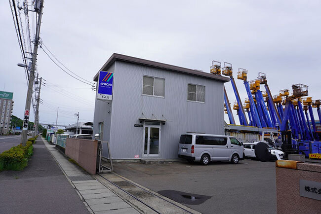 トムスの本社の外観