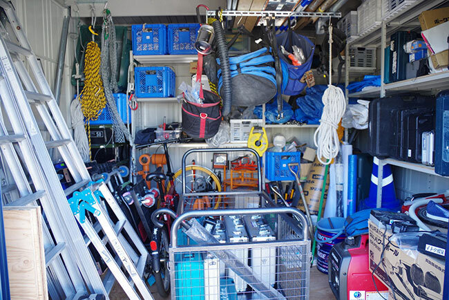 倉庫にはぎっしりと詰まっているが、整理された機材や資材が企業の信頼性を表している
