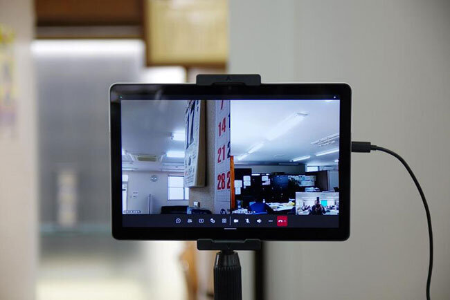 本社と拠点間を映像でリアルタイムに結んだモニター