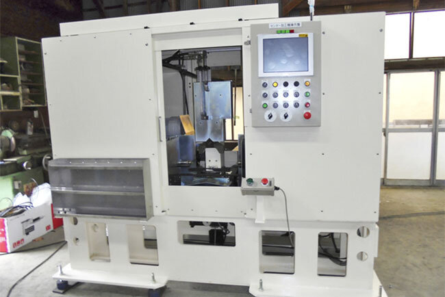 省力化設備の製作事例の一つ「NC両センター穴加工機」＝ホームぺージより