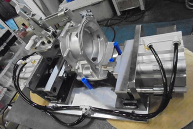 アルミダイキャストのバリを取る治具＝ホームぺージより