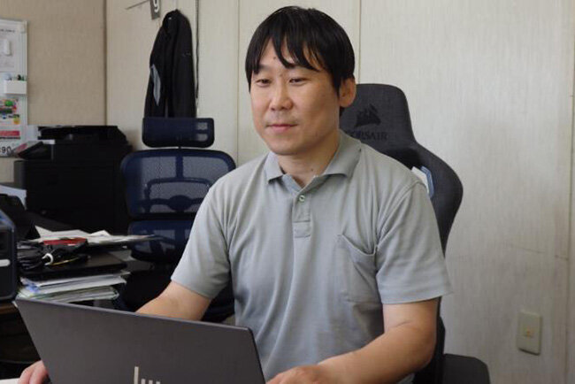 パソコンに向かい業務を行う関口社長