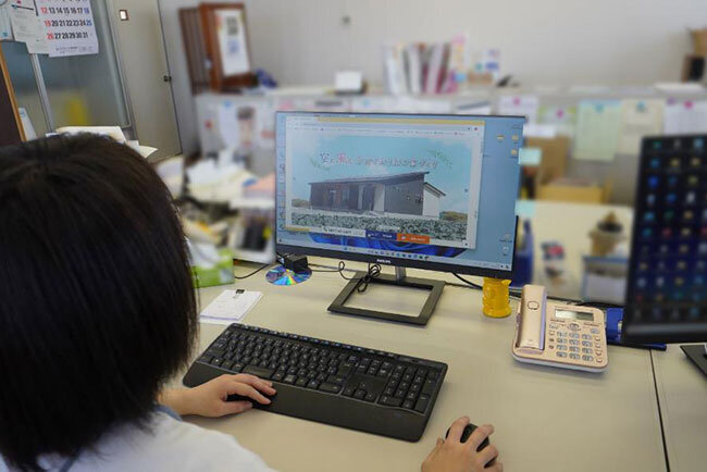 ホームページを編集する様子