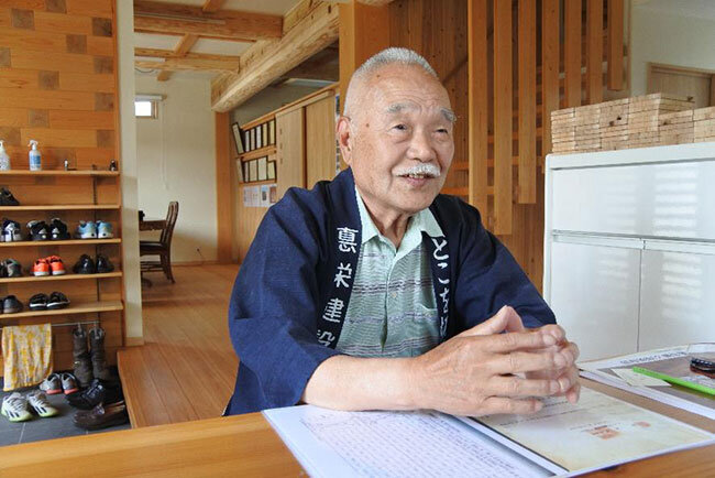 木材を接合する技術の研究開発に取り組んだ頃のことを話す須永悳行会長