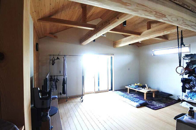  モデルハウスの2階の部屋。天井を高くして広々とした空間を感じられるようにするのが悳栄建設の家の特徴だが、天井が高くても断熱性は高い