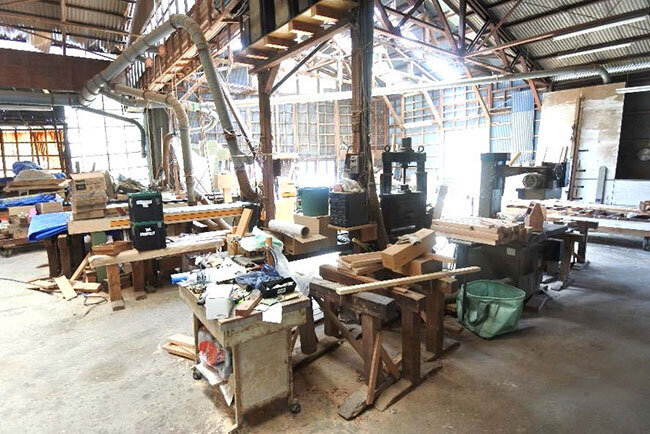 悳栄建設の作業場。「木の家JP工法」の多くが機械で加工できるという