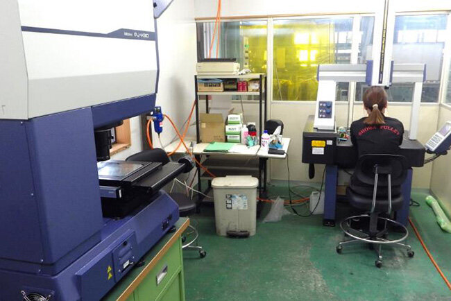 高性能検査機器が並ぶ品質検査部門