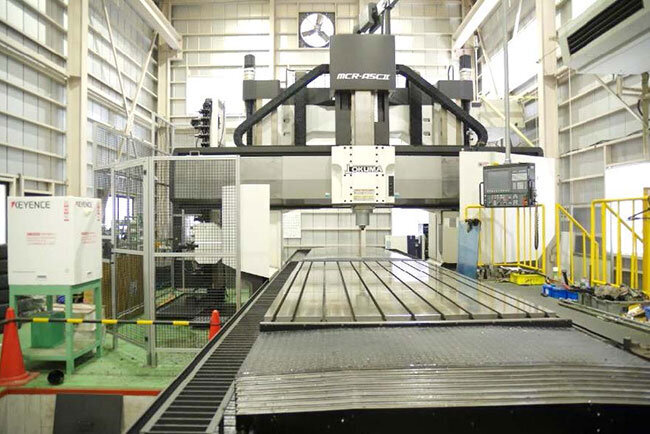 工場内に置かれた5面加工門形マシニングセンタ。左端にあるのが高額の測定器