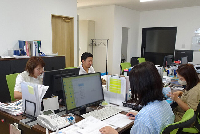 ICT導入は社長の甥の松原来輝希課長が担当している（写真奥）