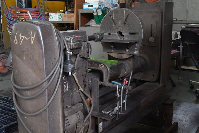 新居製作所の事業を支える、上から「穴あけ機」、「切断機」、「台車の製造のための溶接」