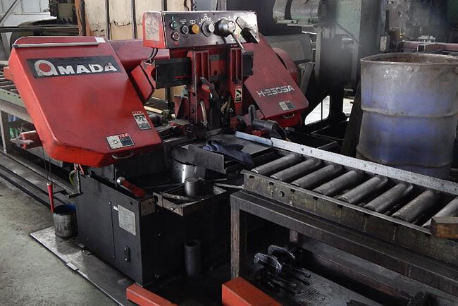 新居製作所の事業を支える、上から「穴あけ機」、「切断機」、「台車の製造のための溶接」