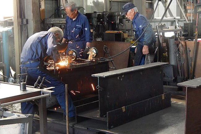 新居製作所の事業を支える、上から「穴あけ機」、「切断機」、「台車の製造のための溶接」