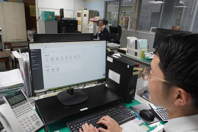 クラウド型の証憑電子保存サービスを活用する様子