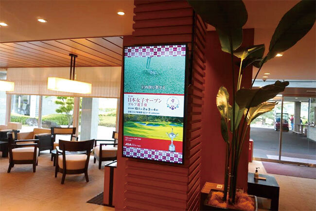 エントランスホールに設置されているデジタルサイネージ