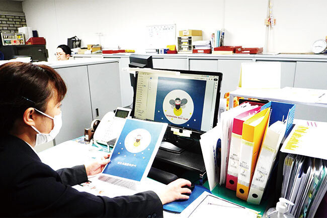 パソコンでノベルティとして配布するクリアファイルをデザインする様子