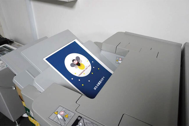 クリアファイルを印刷する様子