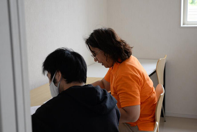 放課後等デイサービスには児童発達支援管理責任者（児発管）、保育士、児童指導員の常駐が定められており、スタッフ間で連携しながら児発管が個別の支援計画の作成にあたる