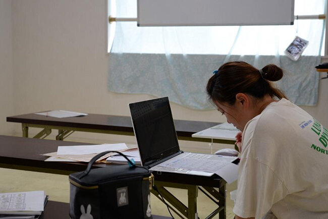 サービス提供記録やアセスメント表、実績記録票、業務日誌など、制度上作成する書類は数多く、子どものいない時間帯に行われている